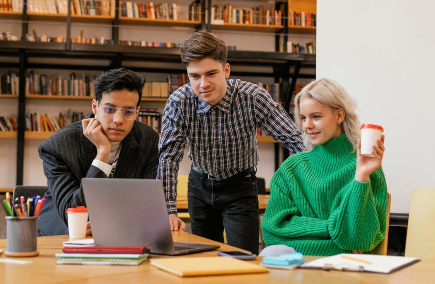 Étudiant travaillant sur un projet de communication financière